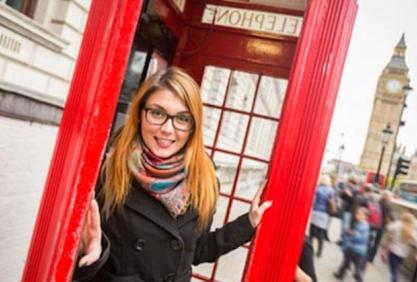 Jeune femme dans une cabine téléphonique anglaise