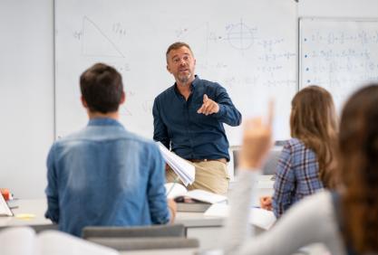 Enseignant dans une salle de classe