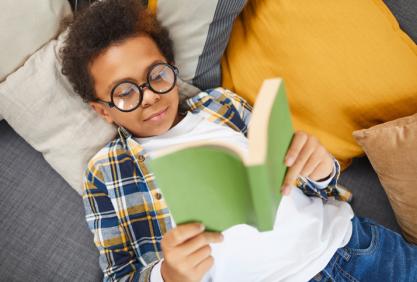 Enfant qui lit un livre