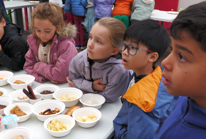 Enfants autour d'une table