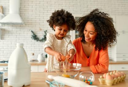 Mère et son enfant qui cuisine