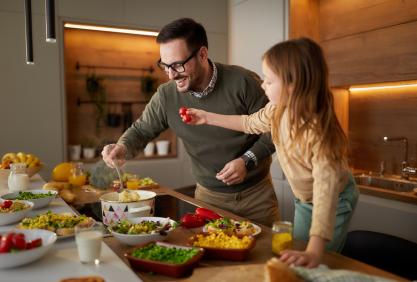 père et fille préparant la nourriture dans la cuisine.