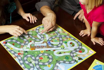 Famille jouant à des jeux de société