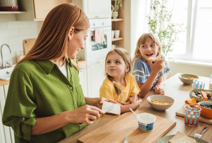 Une mère prépare un repas sain pour ses filles