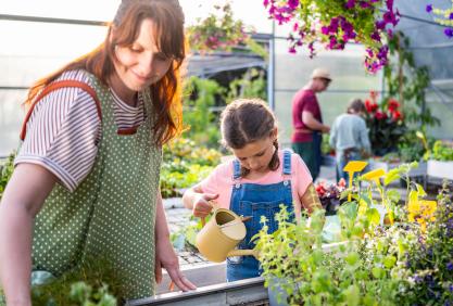 Mère et sa fille jardinant