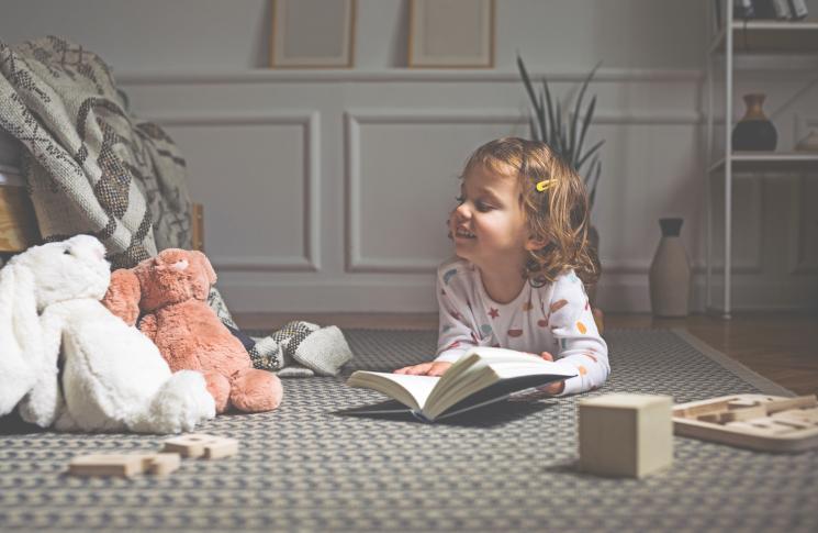 Une petite fille rejoue l’école à ses peluches