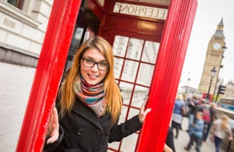 Jeune femme dans une cabine téléphonique anglaise