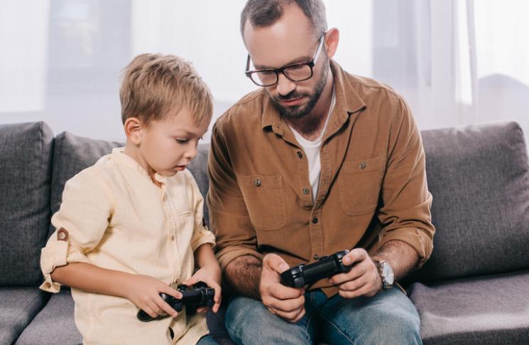 Quelles précautions prendre avant de laisser un enfant seul devant