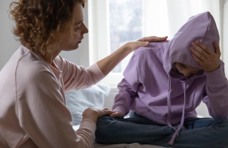 Maman consolant sa fille