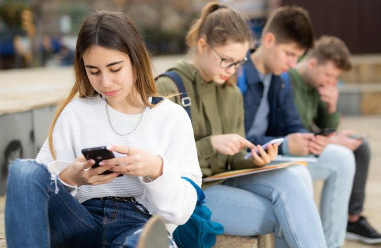 Interdire les smartphones avant le collège pour protéger les