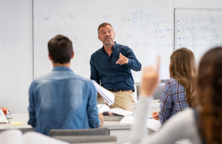 Enseignant dans une salle de classe