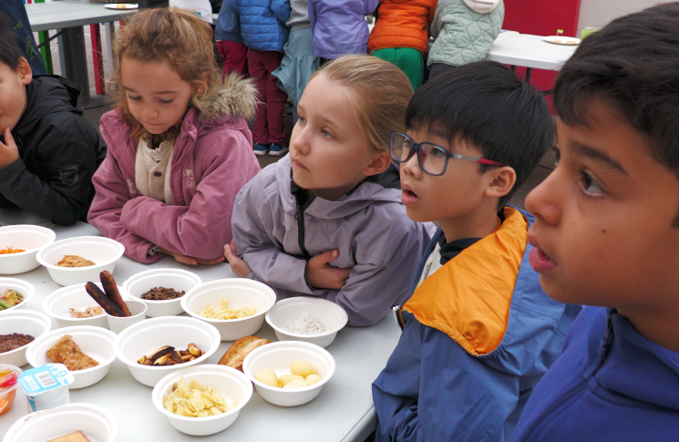 Enfants autour d'une table