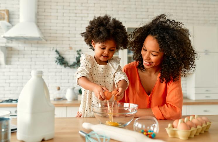 Mère et son enfant qui cuisine