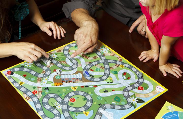 Famille jouant à des jeux de société