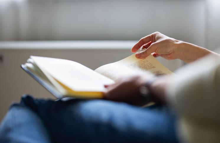 Personne lisant un livre ouvert