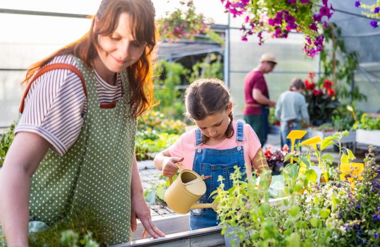 Mère et sa fille jardinant