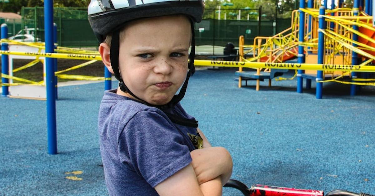 Jeune Adolescent Gars Portant Un Casque Et Des Engrenages De